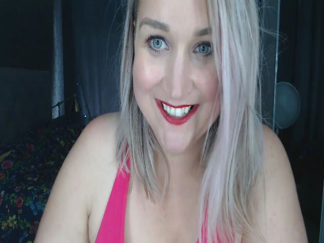 Live sex webcam photo for CurvyWifeyX #274237291