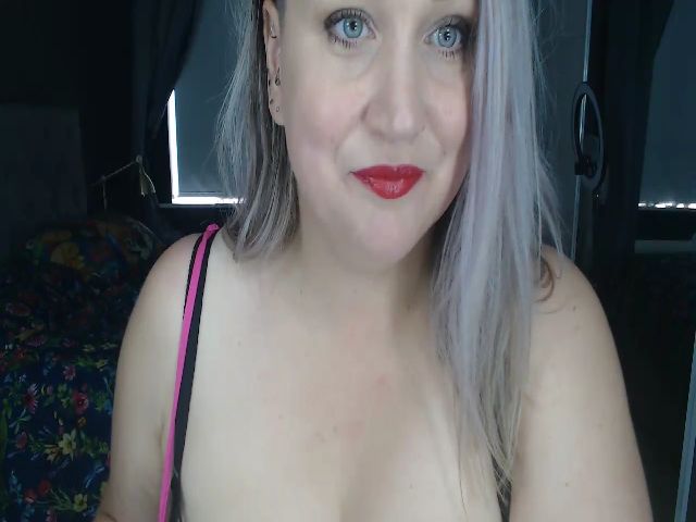 Live sex webcam photo for CurvyWifeyX #274390429