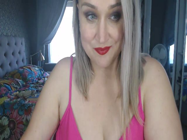 Live sex webcam photo for CurvyWifeyX #274504891