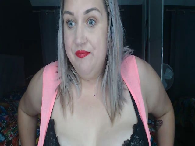 Live sex webcam photo for CurvyWifeyX #274536837