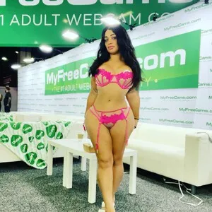 Live sex webcam photo for Curvybarbi #291452447