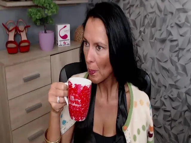 Live sex webcam photo for DESIREellen #273228951