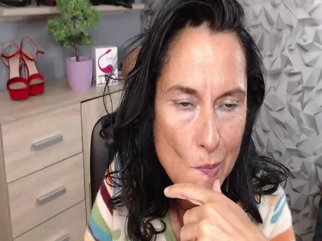 Live sex webcam photo for DESIREellen #274552933