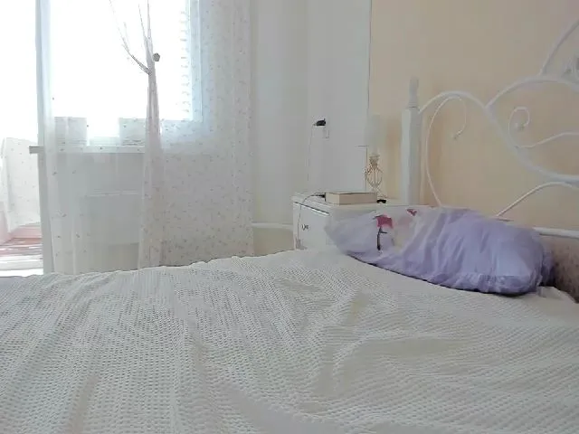 Live sex webcam photo for DamnGooood #273977740