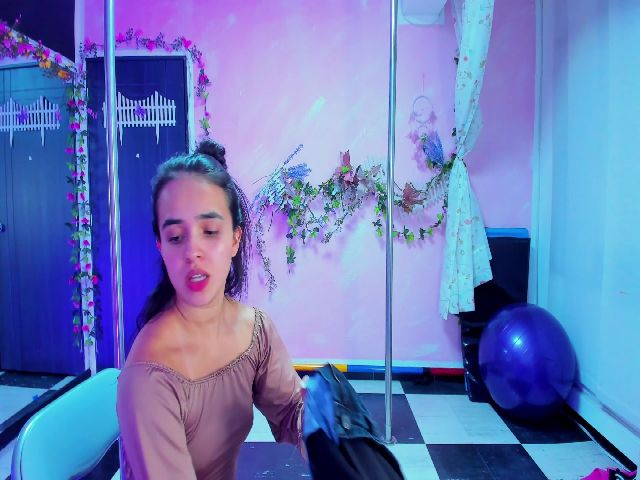 Live sex webcam photo for DancerMFC #275337775