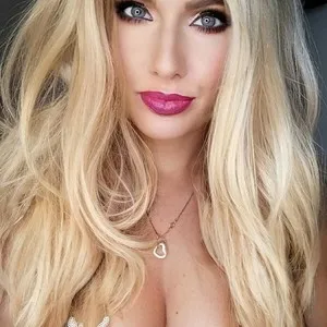 Live sex webcam photo for DiamondGirl21 #292787230