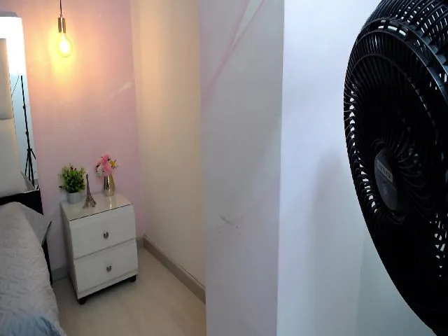 Live sex webcam photo for Dianasrooms #273297920