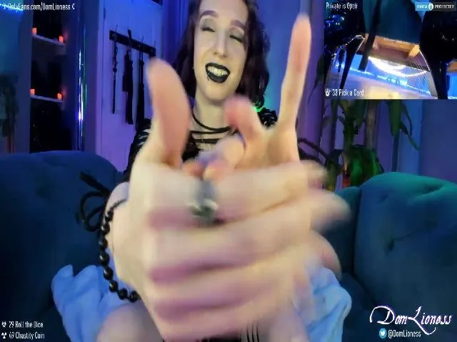 Live sex webcam photo for DomLioness #272948650
