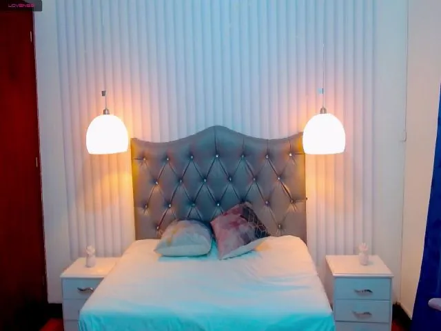 Live sex webcam photo for Elektrasr2 #271947437