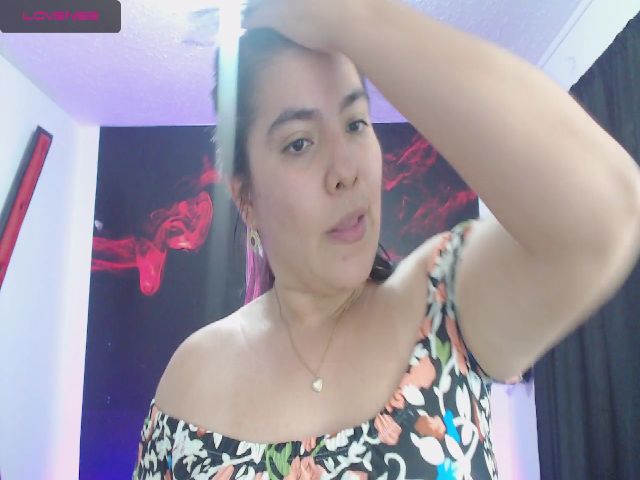 Live sex webcam photo for Elektrasr2 #272727396