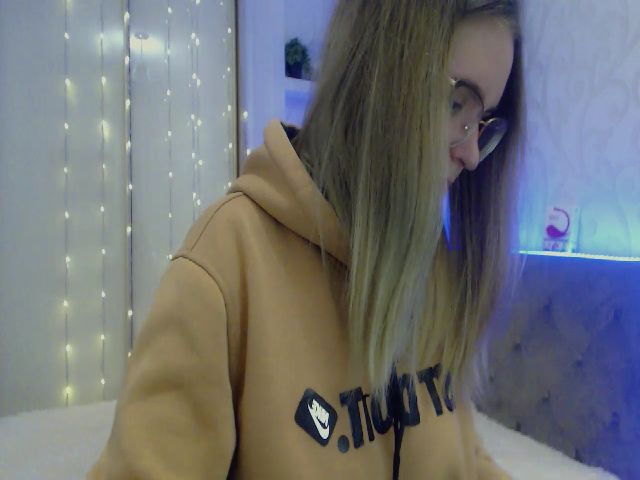 Live sex webcam photo for Ella_Hudson #271745552