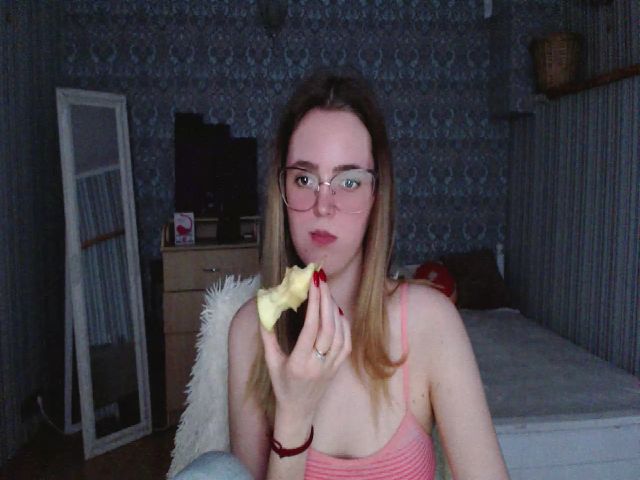 Live sex webcam photo for Ella_Hudson #272400259