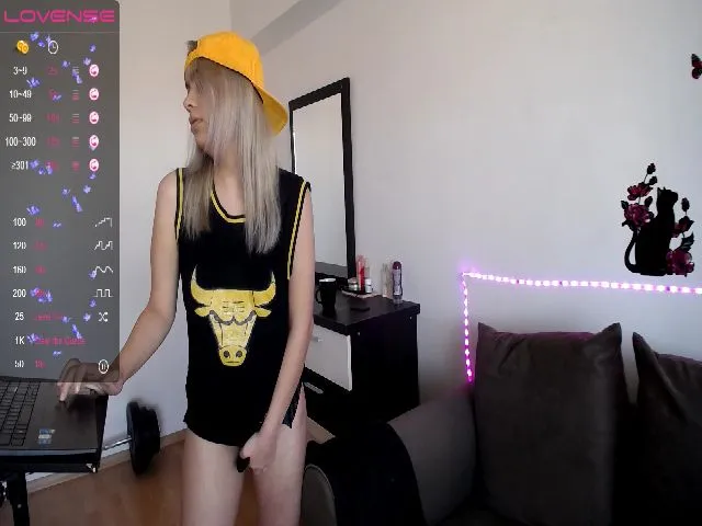 Live sex webcam photo for Ella_just18 #272841092