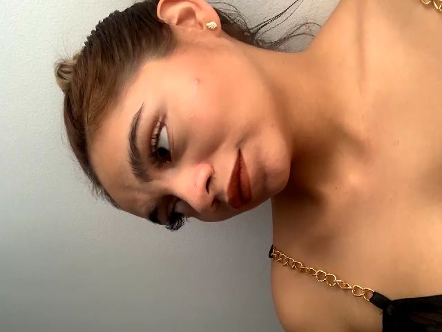 Live sex webcam photo for Elodythompson #271725694