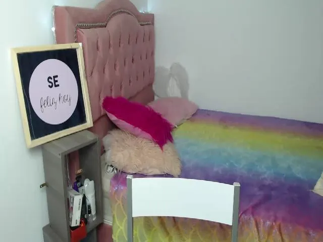 Live sex webcam photo for Elodythompson #273302887