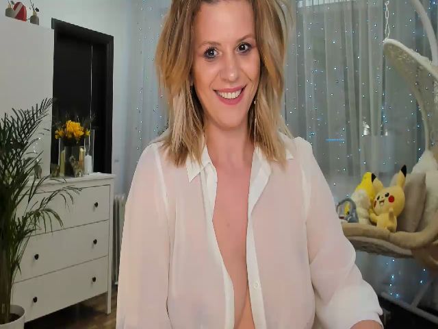 Live sex webcam photo for ElyNotYourGf #272535751