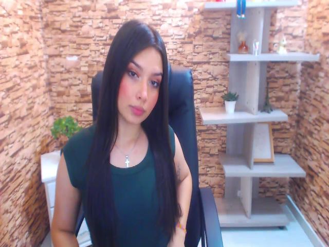 Live sex webcam photo for Emiily_31 #274243941