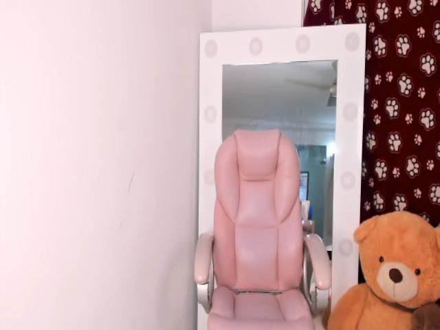 Live sex webcam photo for Emiliarain #272859774