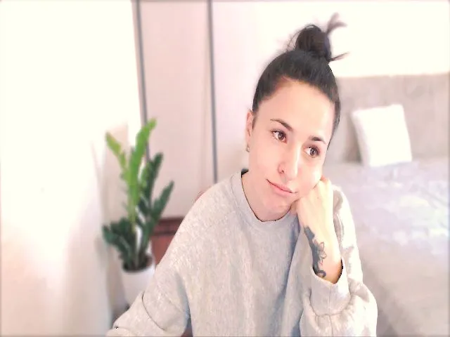 Live sex webcam photo for Emilly2332 #272513237