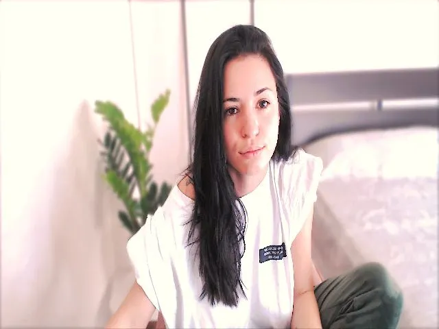 Live sex webcam photo for Emilly2332 #272630345