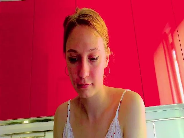 Live sex webcam photo for EmillyGinger #273359469