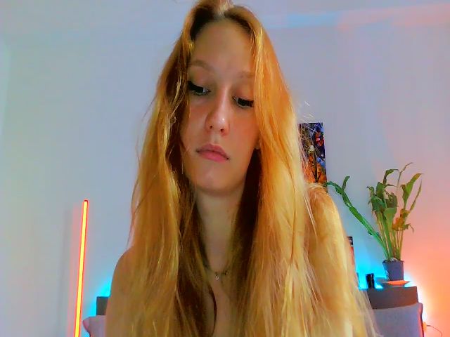 Live sex webcam photo for EmillyGinger #273990026