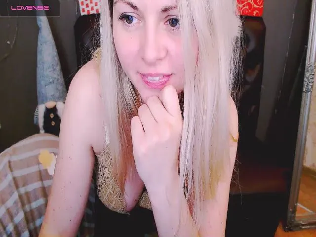 Live sex webcam photo for Emily4Kiss #271762575