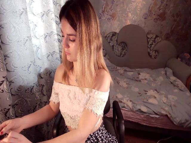 Live sex webcam photo for EmilyFar #272464150