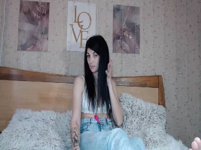 Live sex webcam photo for EmilyHotPussy #273189650