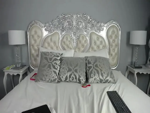 Live sex webcam photo for EmilyQuins_ #272081638