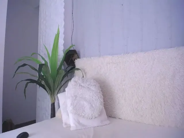 Live sex webcam photo for Emilyanders85 #271845782