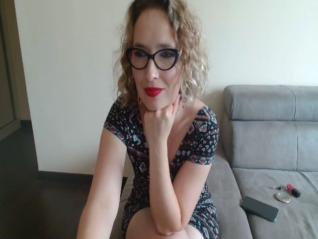 Live sex webcam photo for Emilymilf_ #273989977