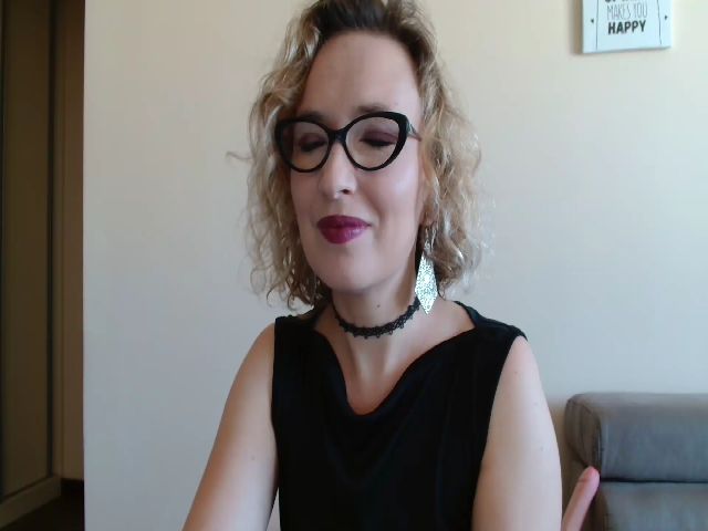 Live sex webcam photo for Emilymilf_ #274019093