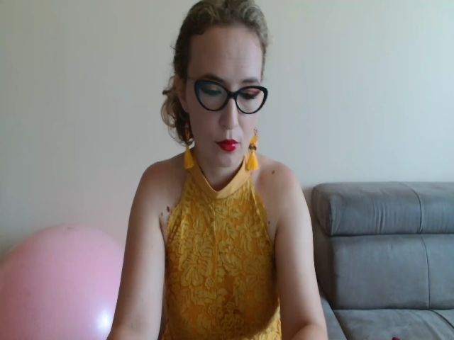 Live sex webcam photo for Emilymilf_ #274530878