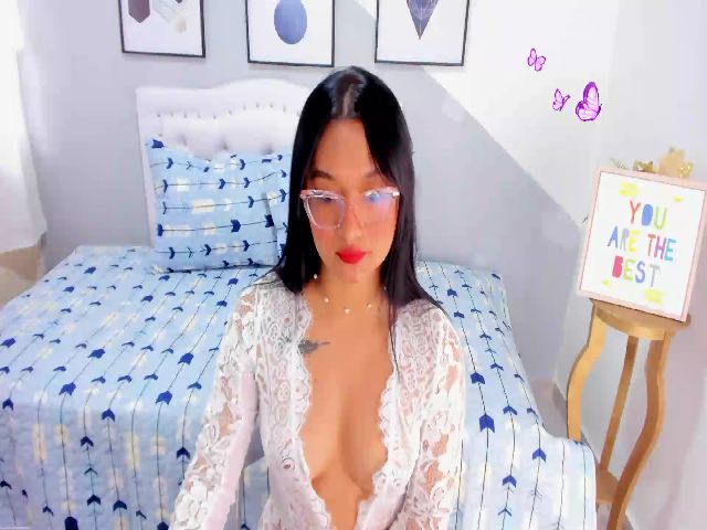 Live sex webcam photo for Emilyyhot #272539889