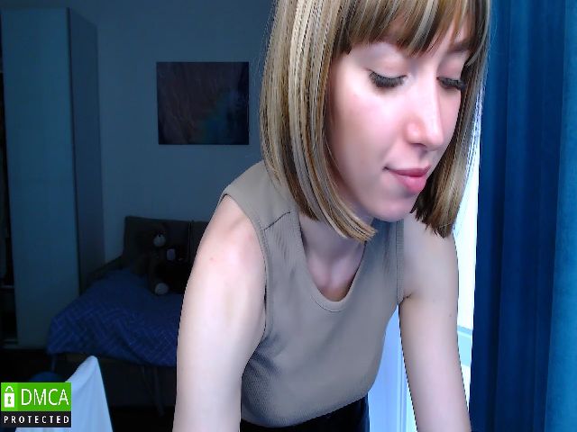 Live sex webcam photo for EmmaEvans20 #273835970