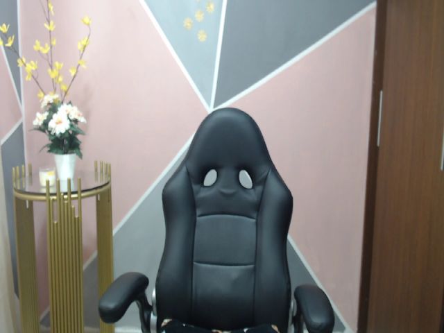 Live sex webcam photo for EmmaScoott #274471973