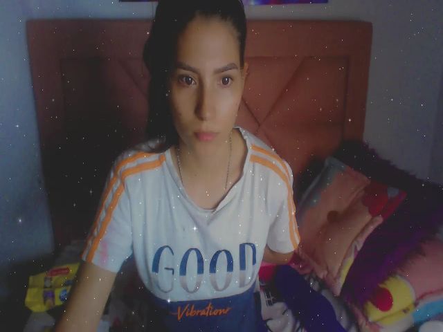 Live sex webcam photo for Emma_18x #272141835