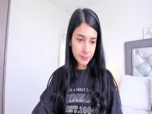 Live sex webcam photo for Emmily_ #272204846