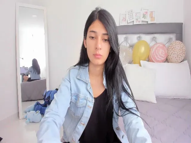 Live sex webcam photo for Emmily_ #272387527