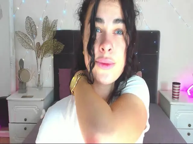 Live sex webcam photo for ErikaCurtees #271566621