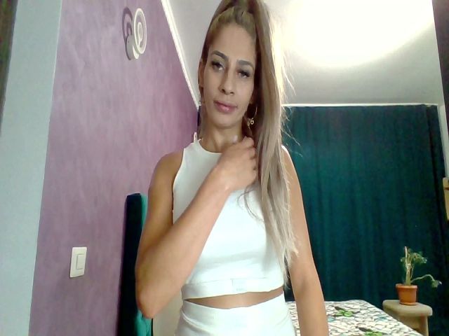 Live sex webcam photo for Erika_Sweet #274327133