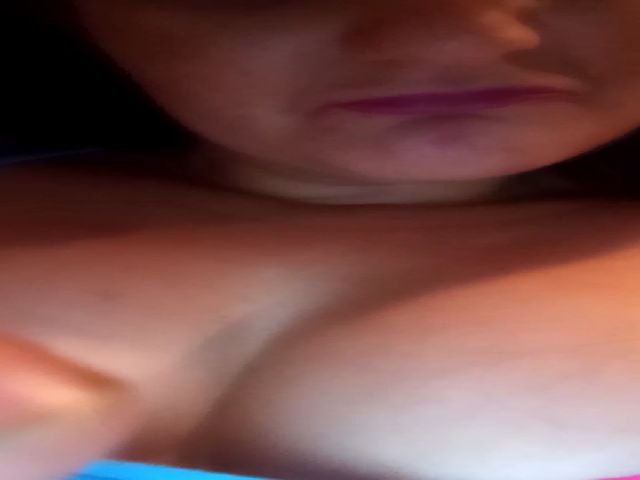 Live sex webcam photo for EveeMonroe35 #273323659