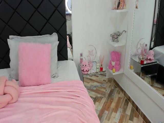 Live sex webcam photo for Evelincooper #272140883