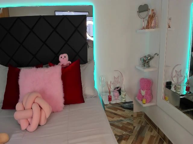 Live sex webcam photo for Evelincooper #272335277