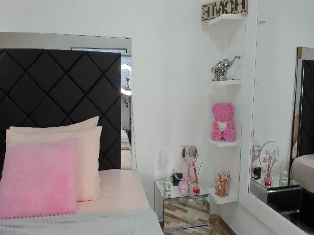 Live sex webcam photo for Evelincooper #272822567