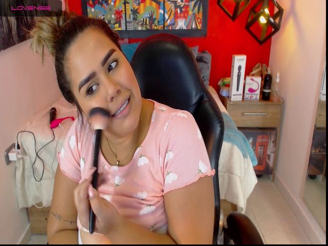 Live sex webcam photo for Evelyn_Monroe #271944654