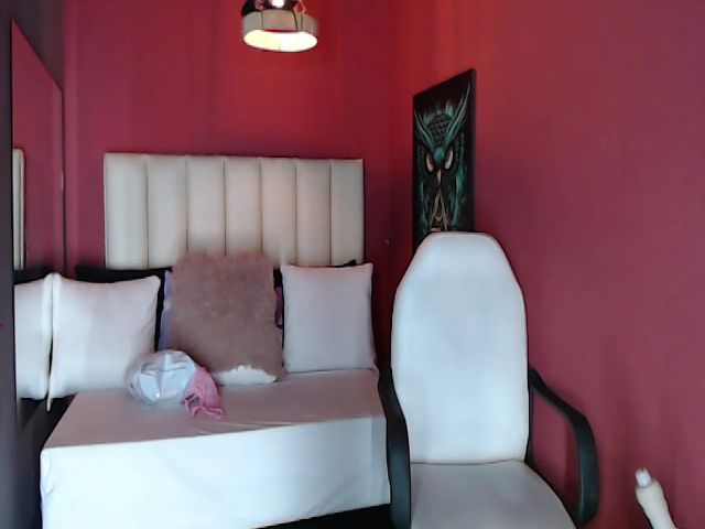Live sex webcam photo for Evelyn_becker #272072261