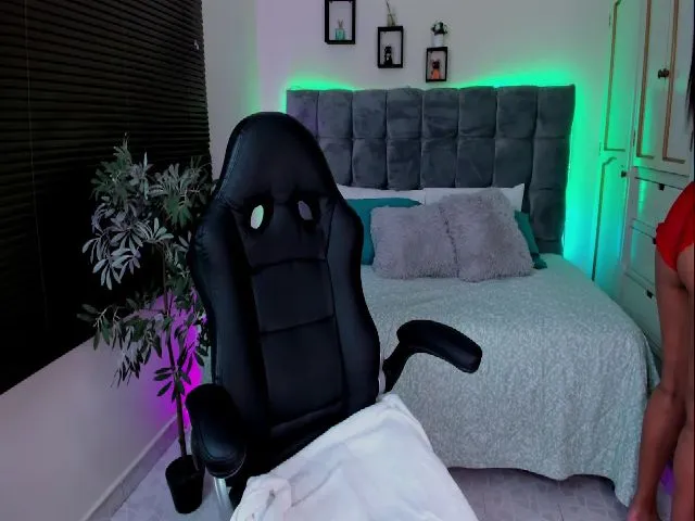 Live sex webcam photo for GabyDoll #273523276