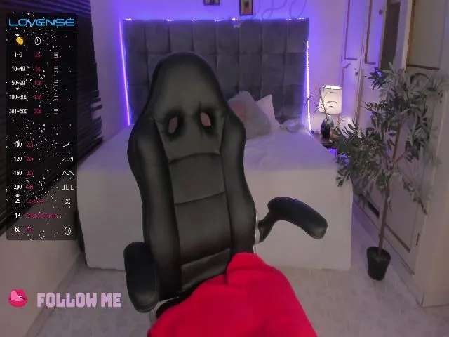 Live sex webcam photo for GabyDoll #274228880